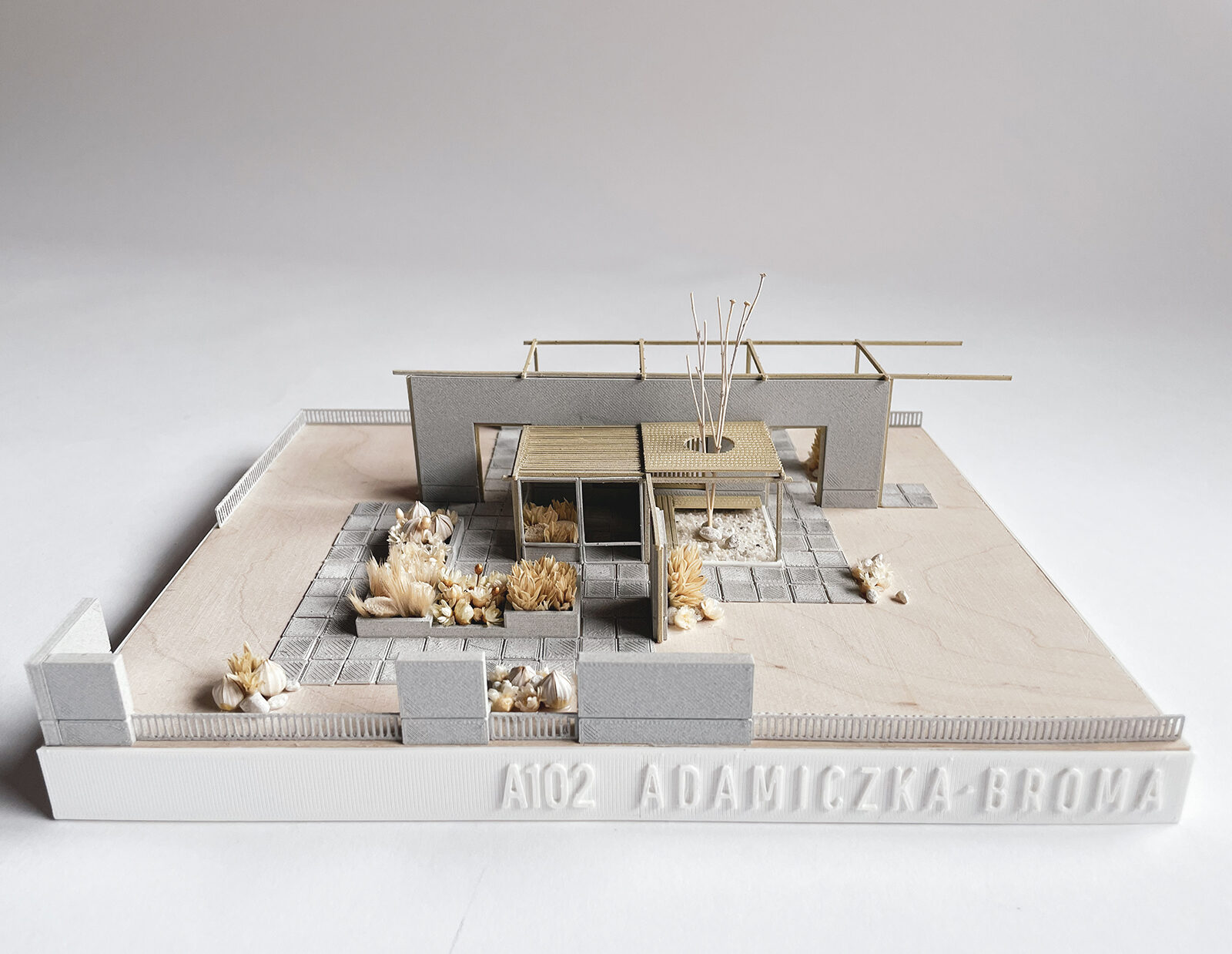 projekt centrum opiekuńczo mieszkalnego Wrocław makieta ogrodu z ścieżka sensoryczna