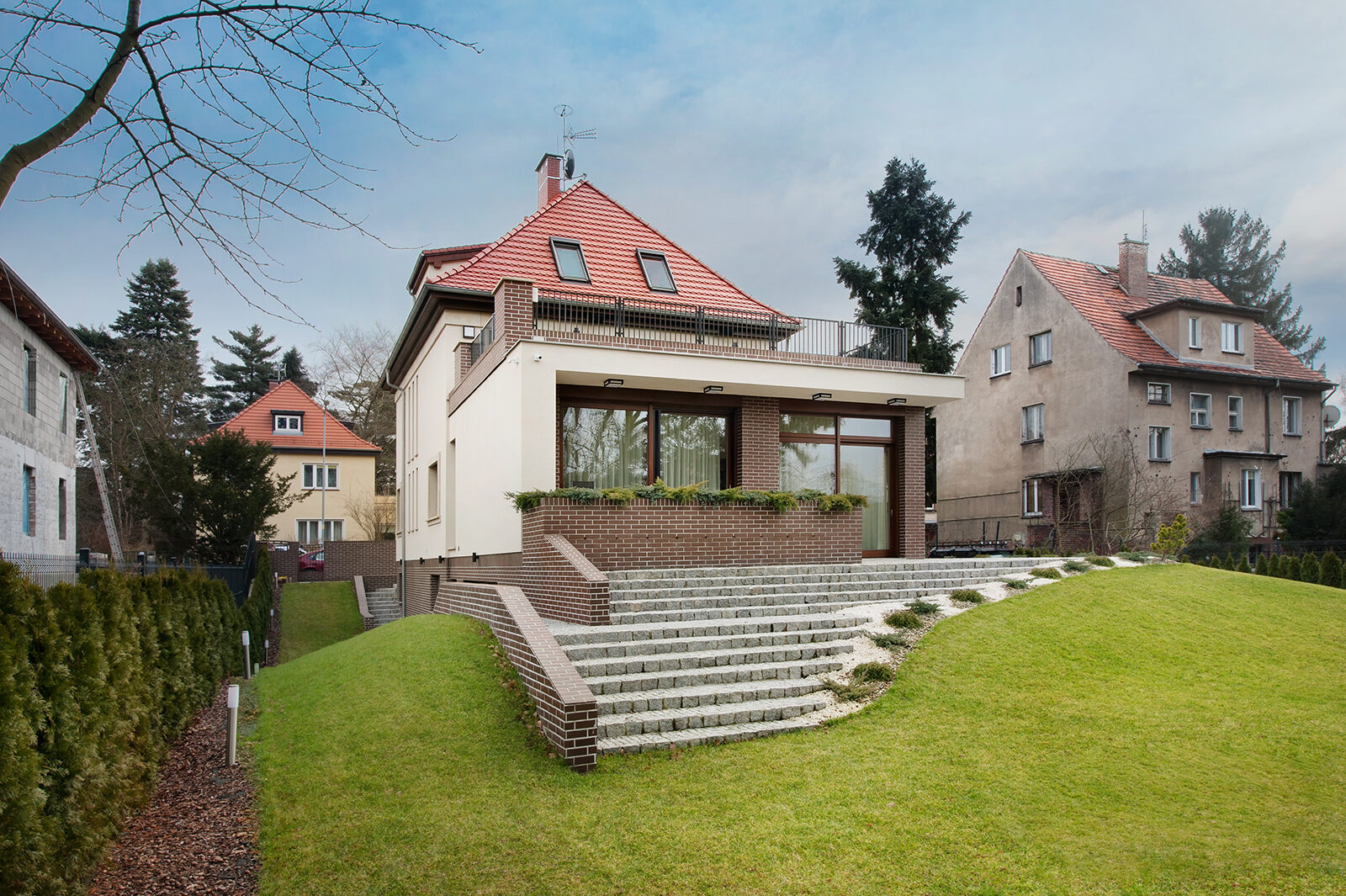 projekt domu na Biskupinie Wroclaw zdjecie starodrzew w ogrodzie willi